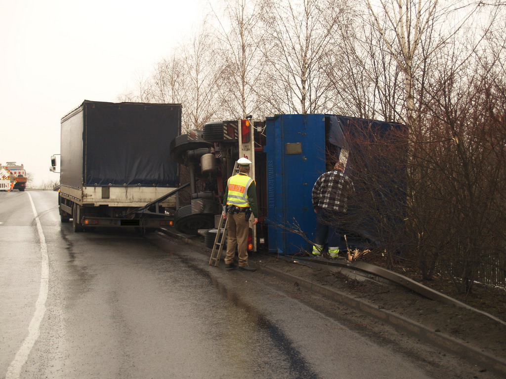 LKW Anhaenger umgekippt Koeln Niehl Geestemuenderstr Industriestr P11.JPG